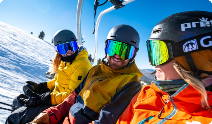 Skieurs dans un télésiège - Assurance ski Assurski
