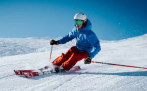 skieur qui fait une descente - assurance ski Assurski
