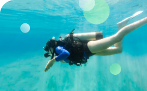 femme qui fait de la plongée sous-marine - assurance sport Assursport