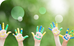 mains d'enfants avec peinture - assurance scolaire Assurkids